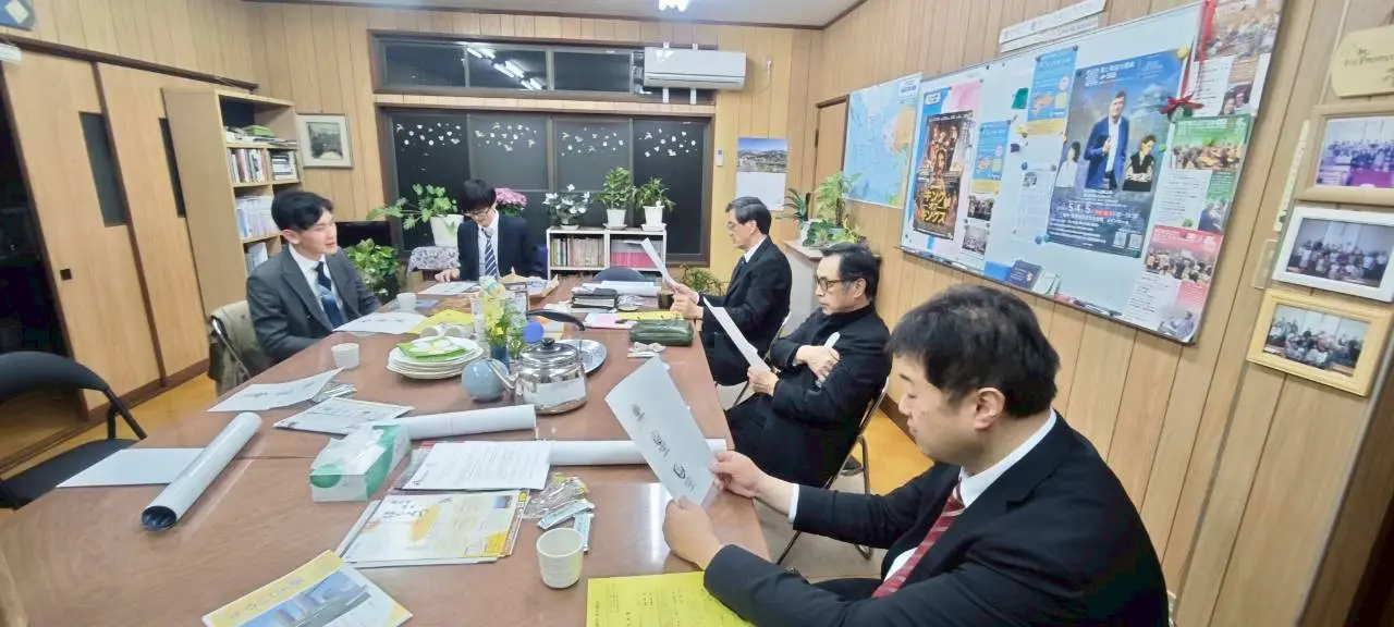 資料を囲み、教会と世代を越えて話し合う学校関係者