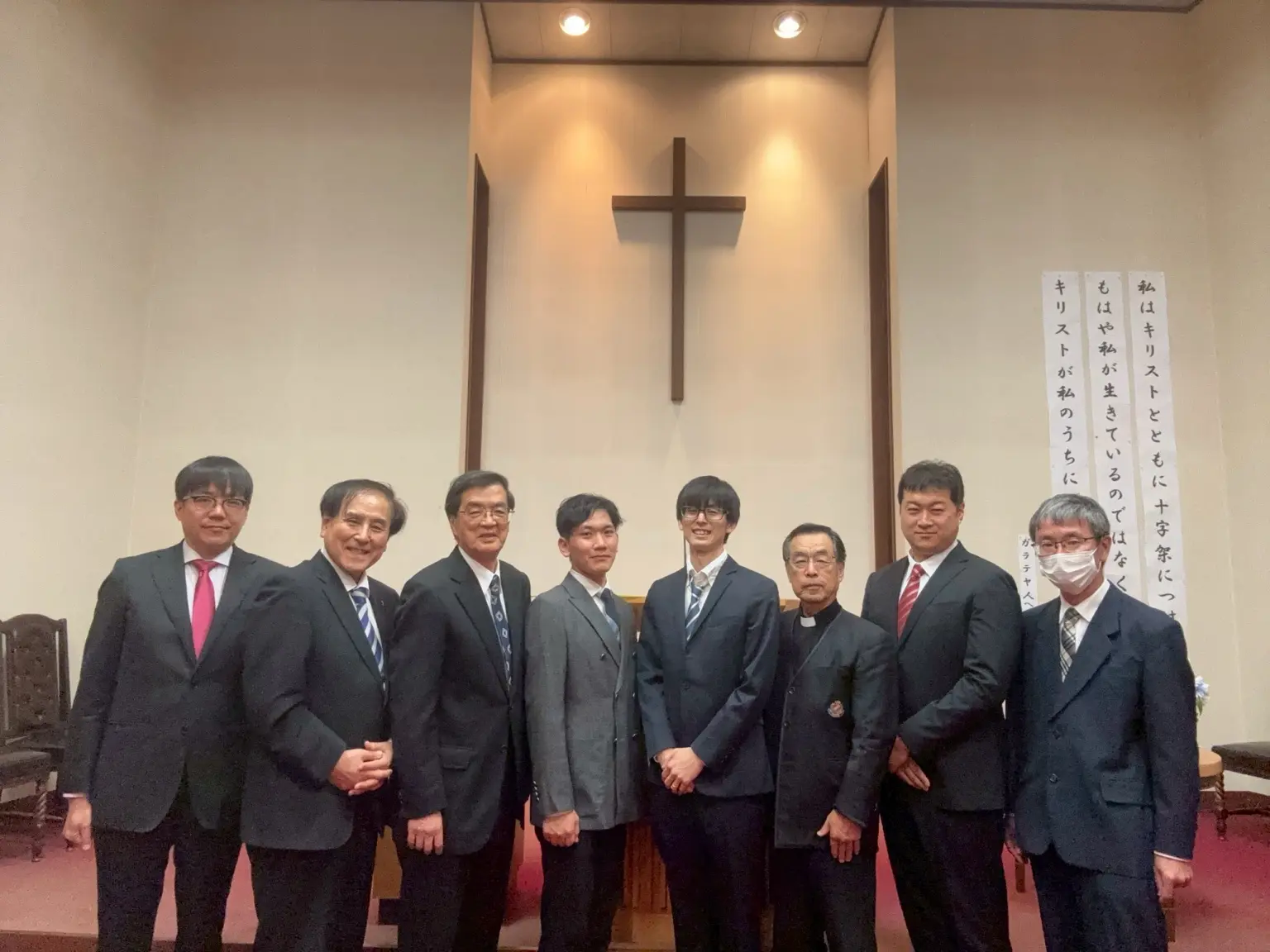 十字架の前に立つ高知聖徒聖書学校の関係者